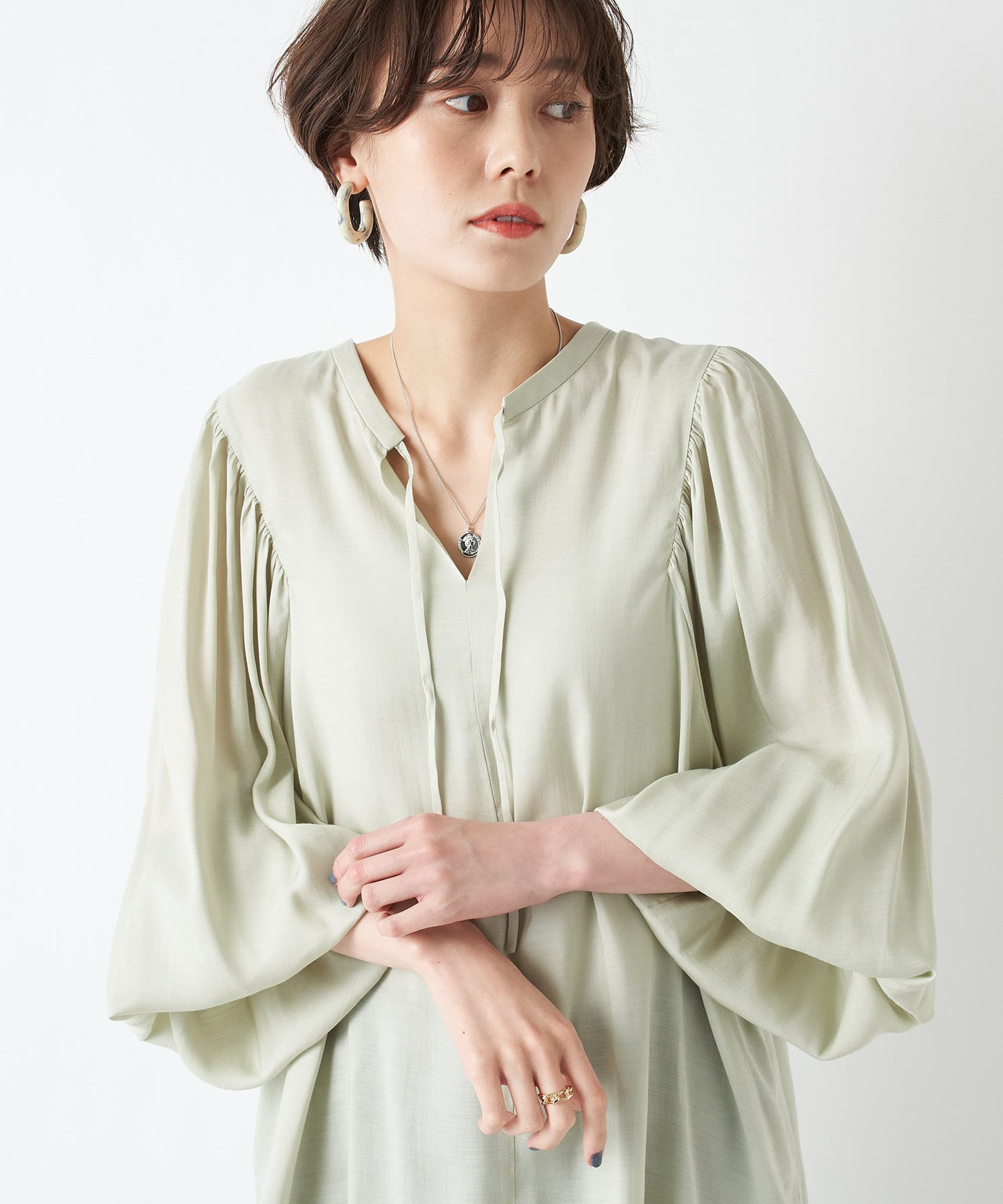 un dix cors(アンディコール) 【《女性らしい柔らかなシルエット》洗える】袖ボリュームとろみブラウス