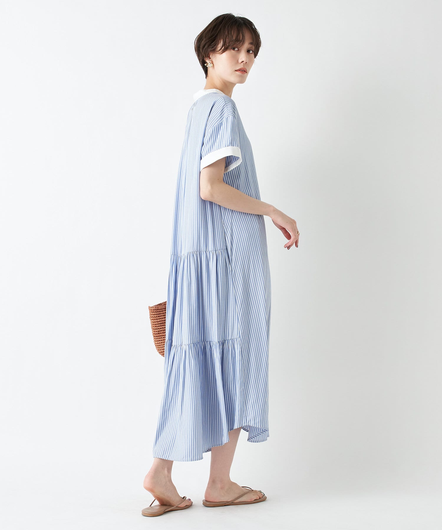 un dix cors(アンディコール) 【《バックデザインが華やぎをプラス》洗える】バックティアードストライプワンピース