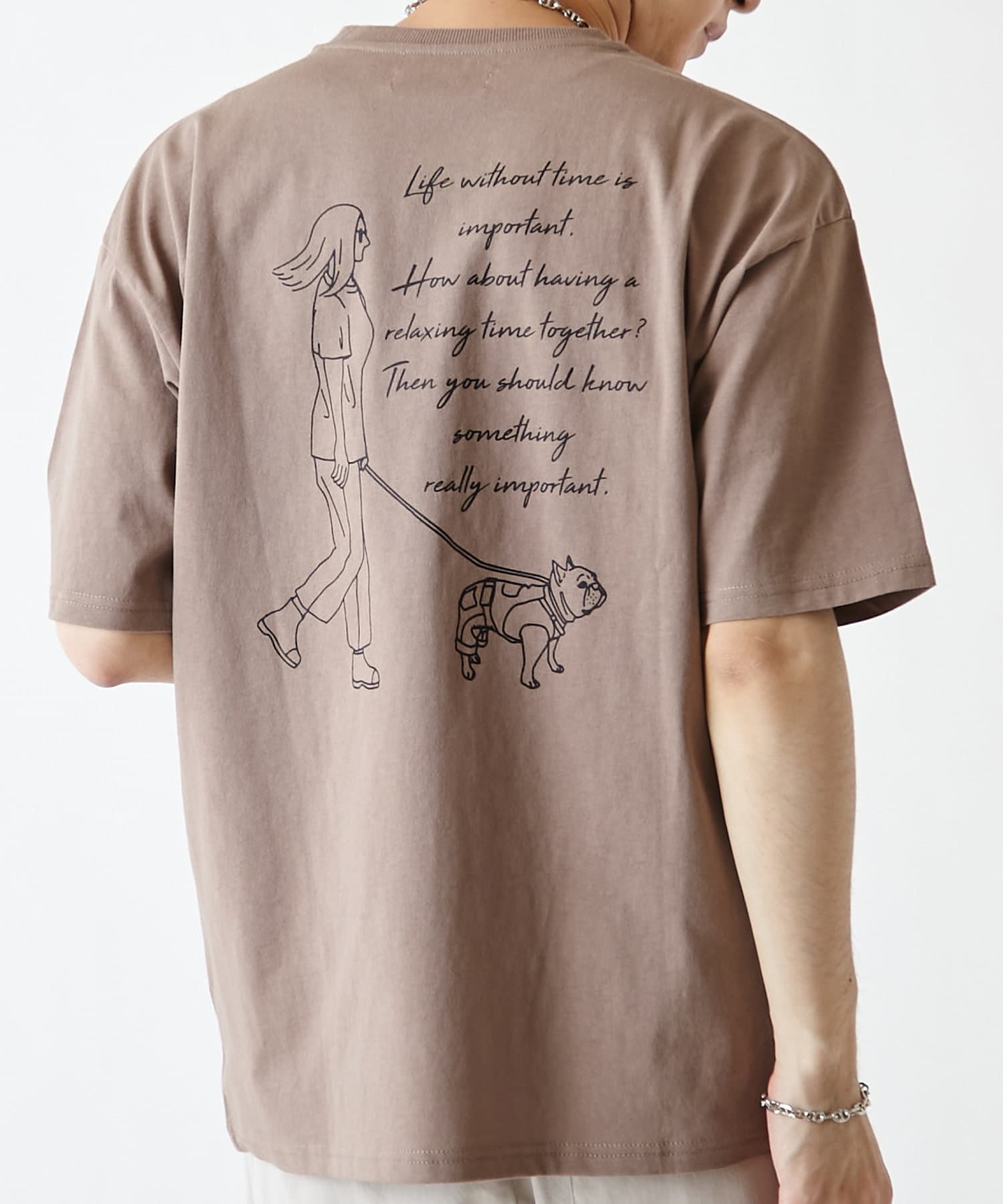 ユニセックスで着用可能 チルアウトイラストプリントtシャツ Discoat ディスコート メンズ Pal Closet パルクローゼット パルグループ公式ファッション通販サイト