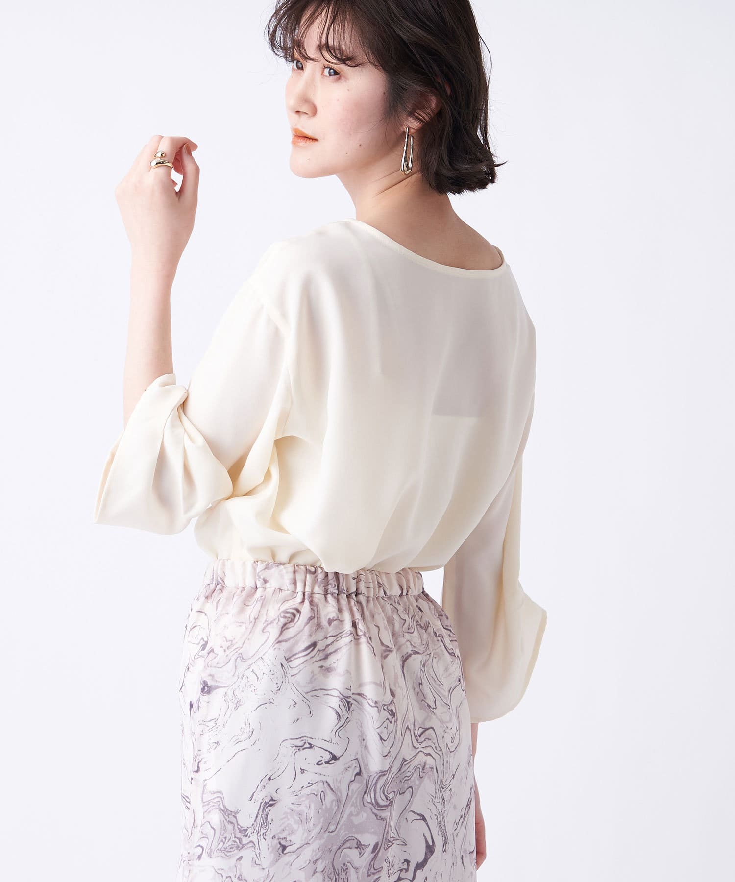 顔周りを華やかに見せてくれる 衿チェーン袖タックブラウス Un Dix Cors アンディコール レディース Pal Closet パルクローゼット パルグループ公式ファッション通販サイト