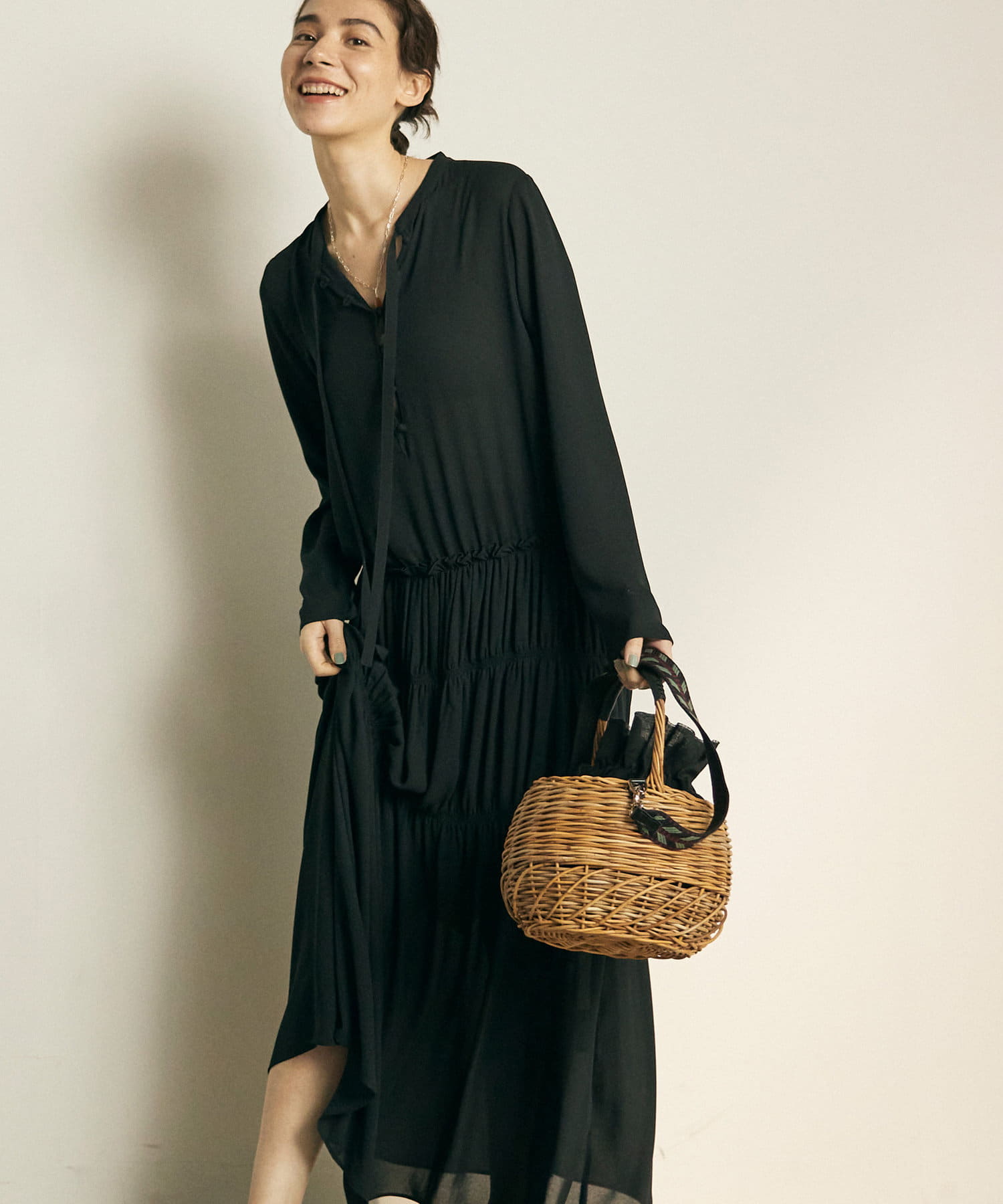 大草直子さんコラボ】大人の新定番”夏の黒ワンピ” - GALLARDAGALANTE