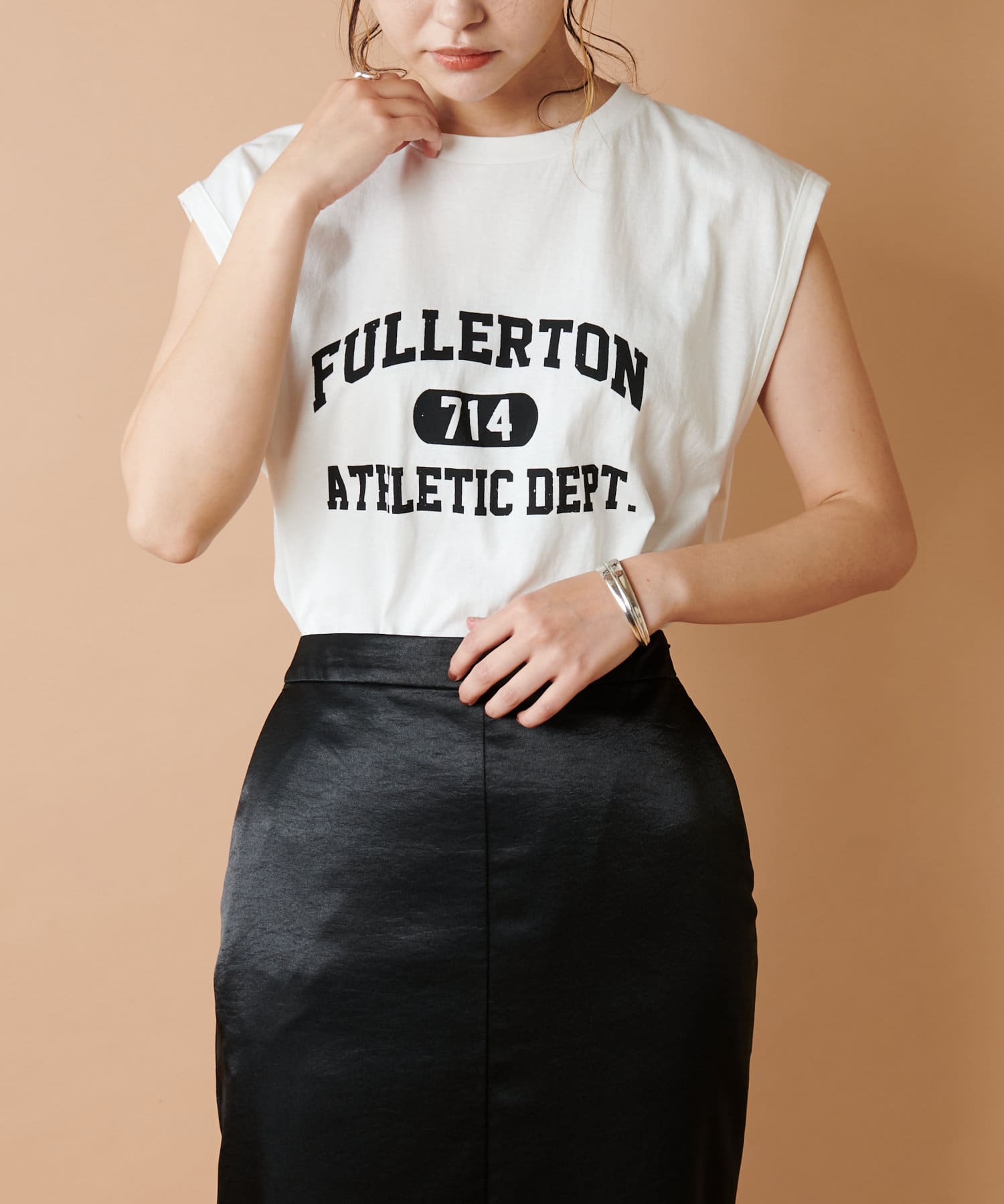 コーディネートを整える カレッジロゴノースリーブt Collage Gallardagalante コラージュ ガリャルダガランテ レディース Pal Closet パルクローゼット パルグループ公式ファッション通販サイト