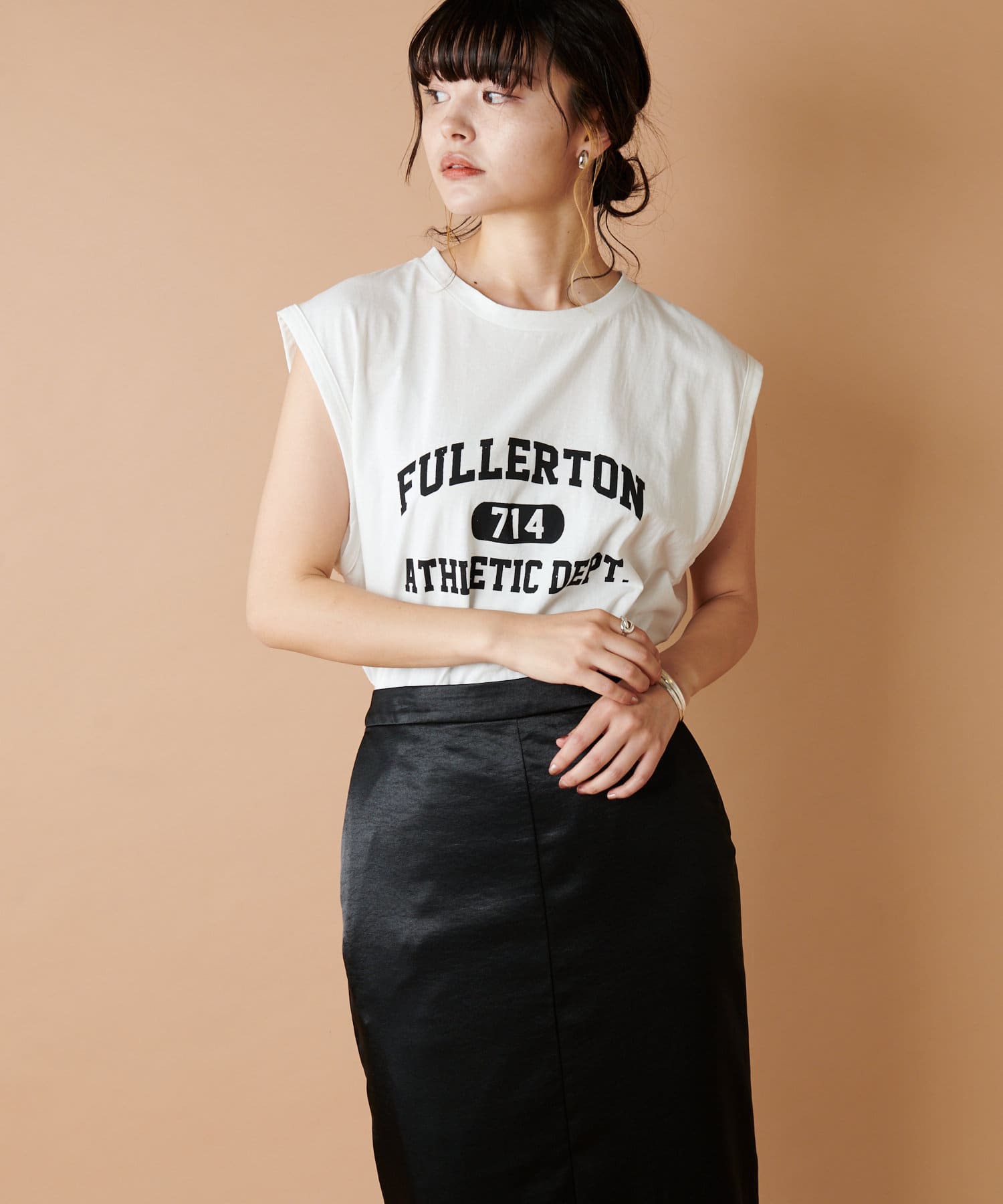 コーディネートを整える カレッジロゴノースリーブt Collage Gallardagalante コラージュ ガリャルダガランテ レディース Pal Closet パルクローゼット パルグループ公式ファッション通販サイト