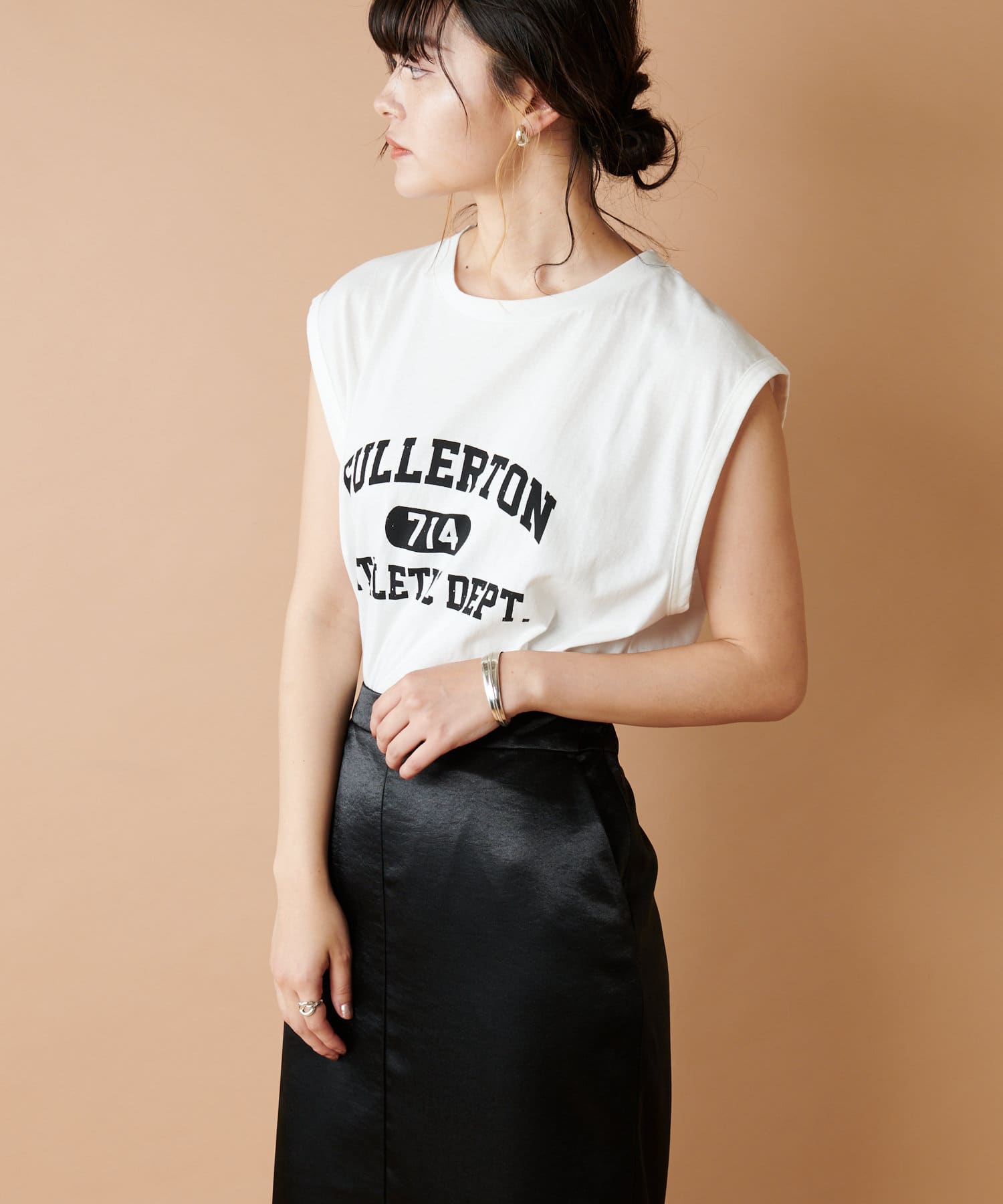 コーディネートを整える カレッジロゴノースリーブt Collage Gallardagalante コラージュ ガリャルダガランテ レディース Pal Closet パルクローゼット パルグループ公式ファッション通販サイト