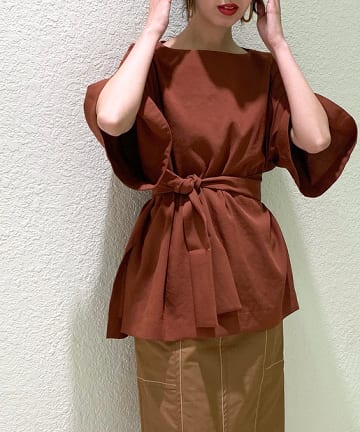 ベルテッドブラウス