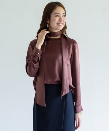 サテンスカーフブラウス