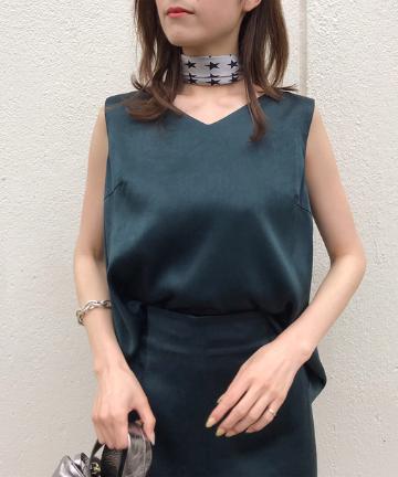 サテンノースリブラウス