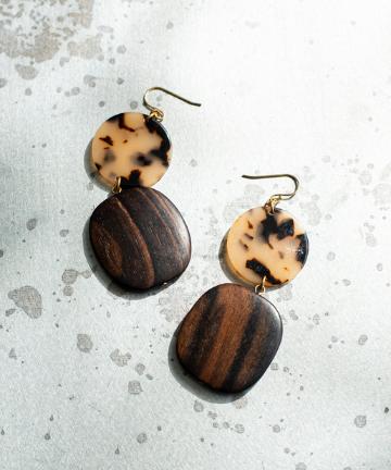 【a.v.max】べっ甲ウッドピアス