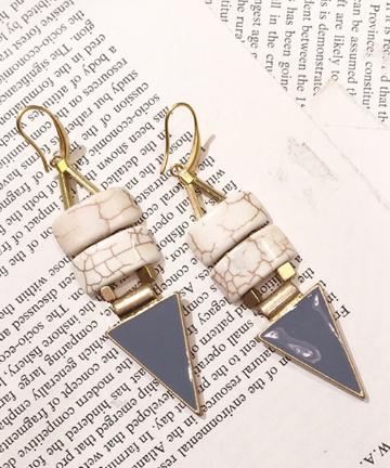 【DAVID AUBREY】三角ホワイトストーンピアス