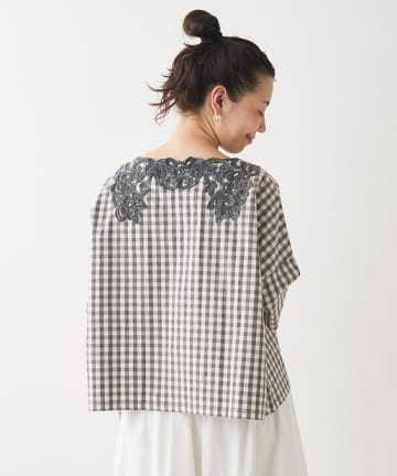襟ぐり刺繍ブラウス