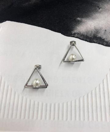 パール付き三角ピアス