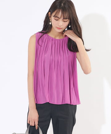 【顔周りを華やかに見せてくれる】ギャザーノースリーブブラウス