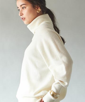 ウール100％タートルネックバックボリュームニット