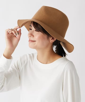 【つば広が女性らしさを演出してくれる】フェルトつば広ハット