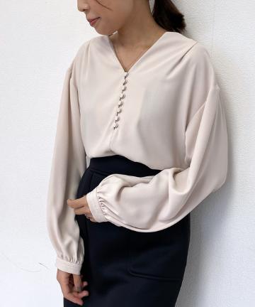 ボリューム袖くるみボタンブラウス