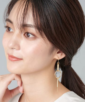 【顔周りを華やかに見せてくれる】MIXツイストピアス