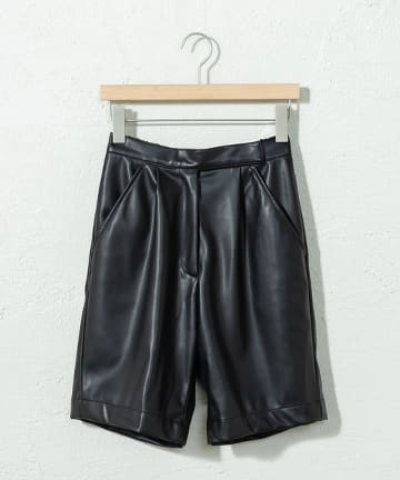 レザーショートパンツ