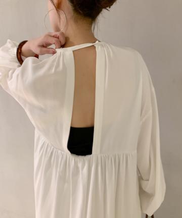 背中開きギャザードレス