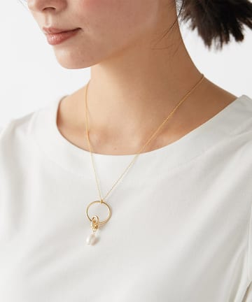 【顔周りを華やかに見せてくれる】パールコンビリングネックレス