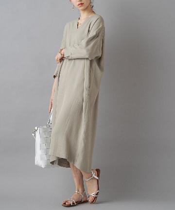 スリットネックワンピース