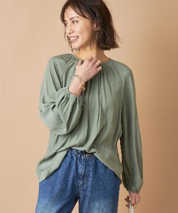 【ほどよいツヤ感が上品な印象に】パウダーサテンギャザーTブラウス