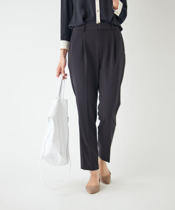 テーパードパンツ