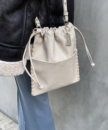 WEB限定　loti チャーム付き レースアップショルダー