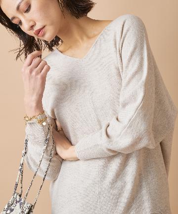 デコルテをきれいに魅せる　Vネックドルマンプルオーバー