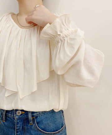 ジャガードフリルカラーブラウス