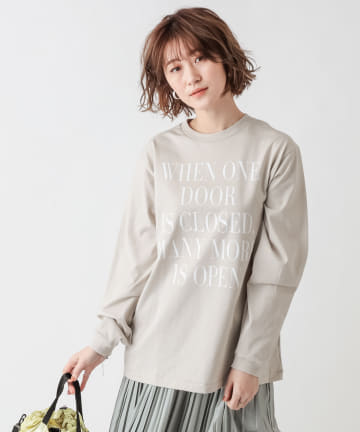 【大人カジュアルな着こなしに】 ロゴプリントカットソー