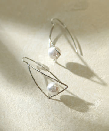 トライアングルパールピアス