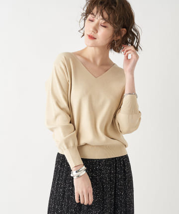 【オフィスカジュアルの定番品】Vネック総針ニット