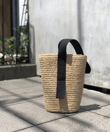 【ワンハンドルで気軽に持てる】ラフィアラインバケツバッグ