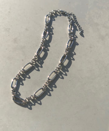 【エッジを効かせた遊びを感じる】ショートチェーンネックレス