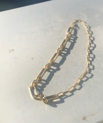 【アシンメトリーがおしゃれ度を高める】ゴールドチェーンネックレス
