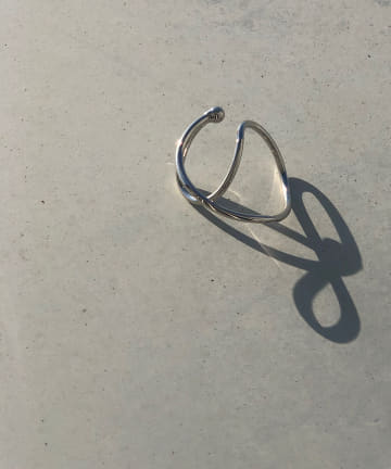 【スタイリングにトレンド感をプラス】ウェーブラインイヤカフ