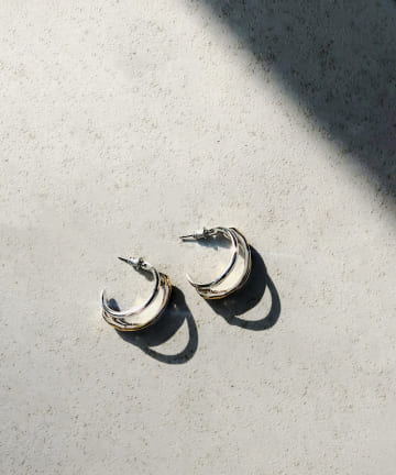 【コンビカラーがおしゃれに映える】ハーフフープピアス