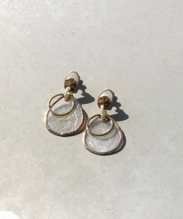 【暑い季節につけたくなる】シェルプレートイヤリング