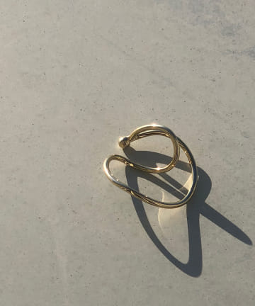 【スタイリングにトレンド感をプラス】ウェーブラインイヤカフ