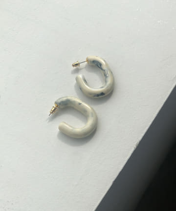 【人と差がつく華やかなカラー】マーブルカラーピアス