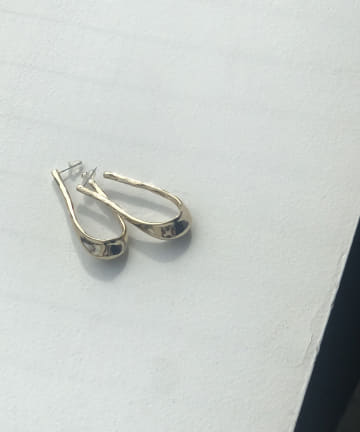 【立体的なカーブが美しい】ニュアンスフープピアス