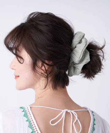 【プリーツ生地が落ち着いた印象に】ボリュームシュシュ