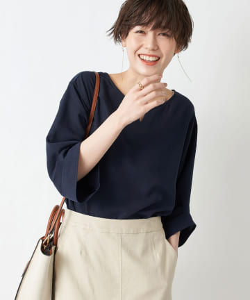 【顔周りを華やかに見せてくれる】衿チェーン袖タックブラウス