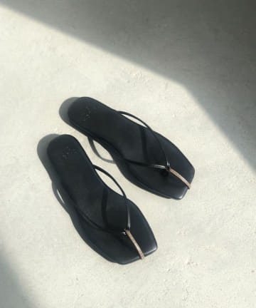 【mionotis(ミオノティス)】スクエアトゥビーチサンダル