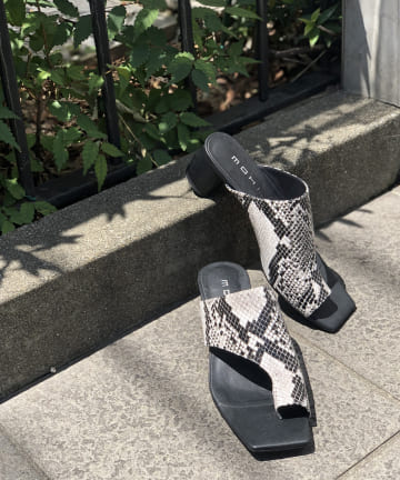 【MOHI(モヒ)】パイソン柄トングサンダル