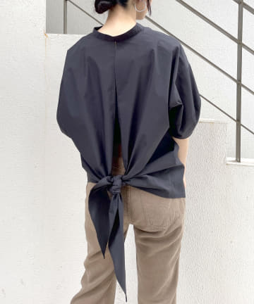 バックツイストシャツ