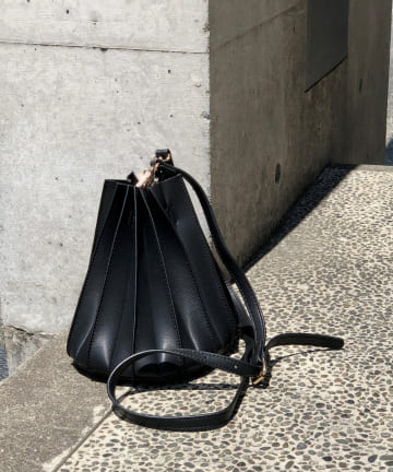 【立体感のあるプリーツがおしゃれに差を付ける】プリーツショルダーバッグ