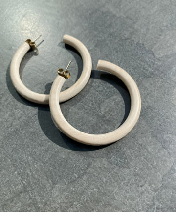 【乾いた風合いがシーズンムードを演出】ウッドピアス