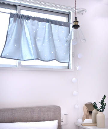 外の光が星柄に差し込むカフェカーテン