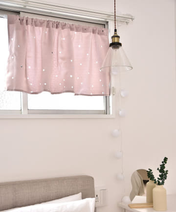 外の光がハート柄に差し込むカフェカーテン